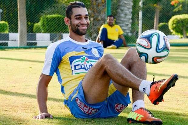 عمرو السولية يداعب الكرة بقميص الإسماعيلي