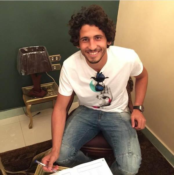 أحمد حجازي أثناء توقيع العقد