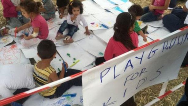  أطفال سوريون وأفغان يلعبون في ساحة بأحد مراكز الإ