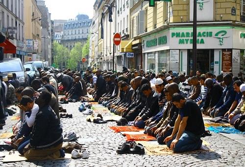 صورة أشيفية لمجموعة من المسلمين يؤدون الصلاة في فر