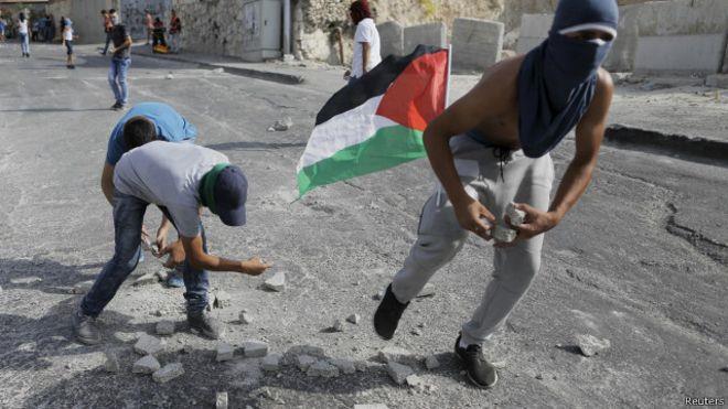 يعتمد الفلسطينيون على إلقاء الحجارة للاحتجاج على ا