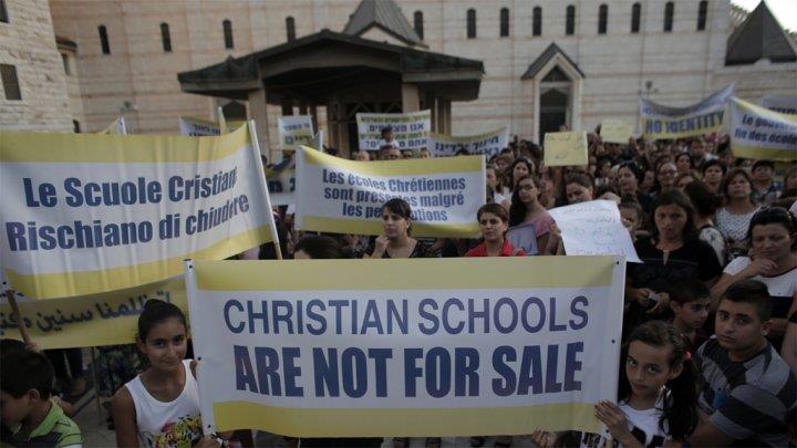 صورة من مظاهرات المدارس المسيحية أمس