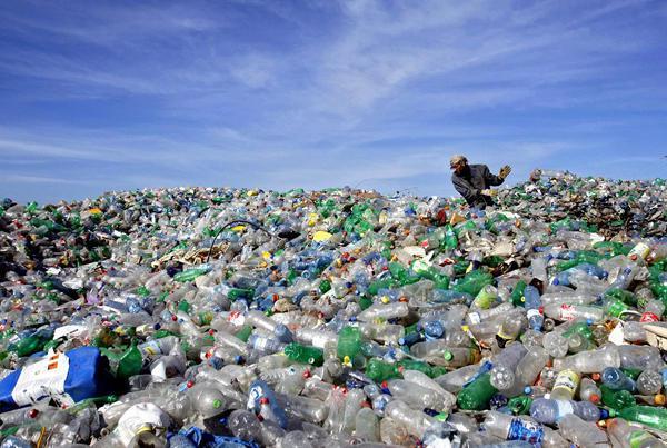 30 مليون طن نفايات بلاستيكية تلقى سنويا في البحار