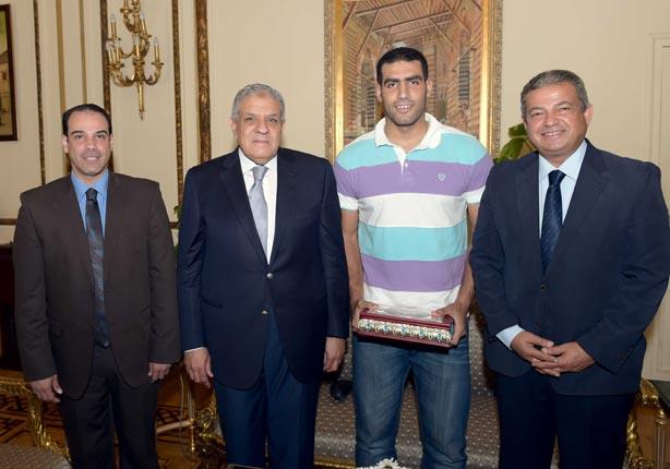 محلب يلتقى بصاحب أول ميدالية في تاريخ مصر لألعاب ا