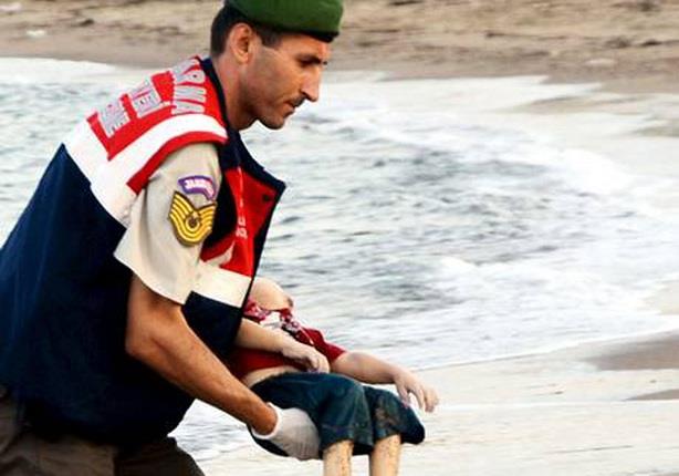 الجندي الذي عثر على جثة الطفل السوري - صليت لأجل ا