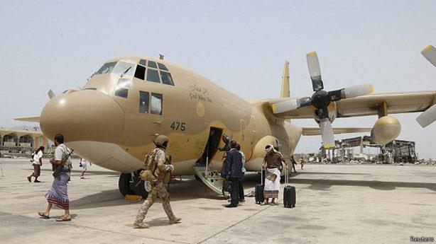 التحالف يدفع بتعزيزات عسكرية برية إلى اليمن