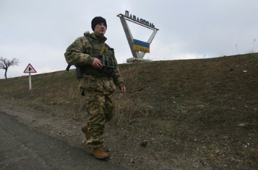 جندي اوكراني في قرية بافلوبيل في منطقة دونيتسك