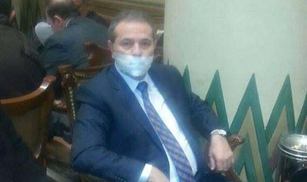 توفيق عكاشة يكمم فمه ويعتصم داخل مجلس النواب