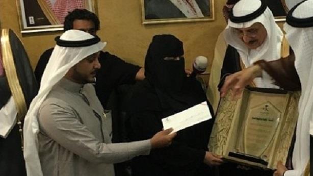 صورة نشرها موقع سعودي ترصد تكريم أسرة ابراهيم القل