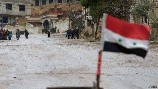 العالم السوري يرفرف بعد سماح القوات الحكومية للمسا