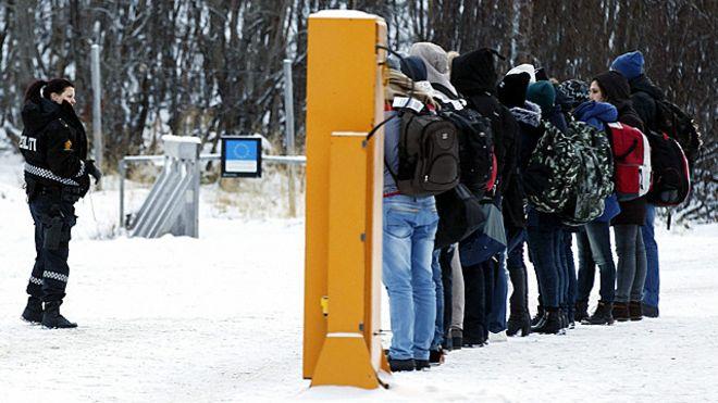 روسيا تغلق معبرا حدوديا مع النرويج لمنع إعادة مهاج