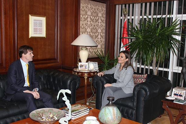 سحر وزيرة التعاون الدولي مع سفير بريطانيا بمصر
