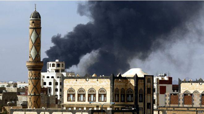 الدخان يتصاعد عقب قصف للتحالف لاهداف في صنعاء