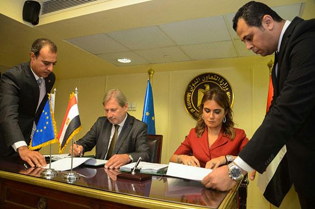 مصر توقع 6 اتفاقيات منح