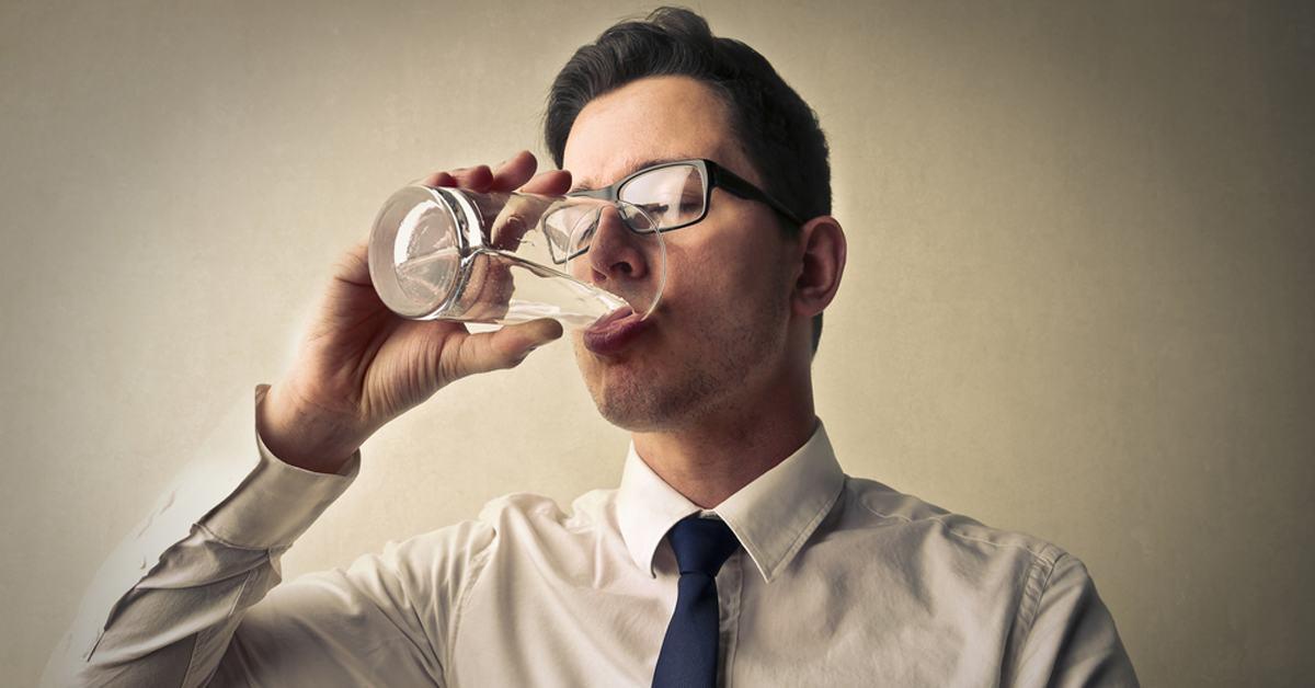 شرب 8 أكواب ماء يومياً ليس شرطاً لصحتك! اكتشف