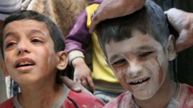 أطفال سوريون صغار يجهشون بالبكاء عقب وقوع غارات جو