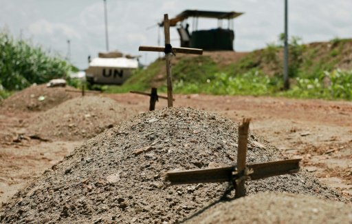 آلية تابعة لقوات الامم المتحدة تمر بجانب مدافن في 