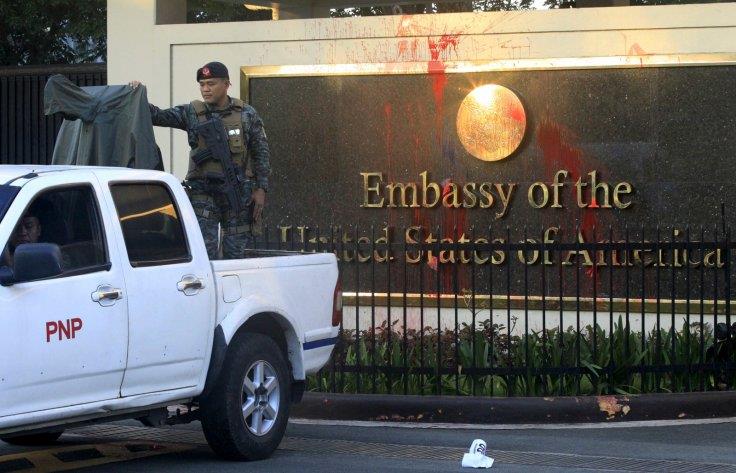 سور السفارة الأمريكية الذي لطخة المتظاهرون في الفل