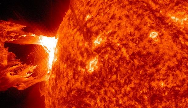 ناسا ترصد خروج حلقات ضوئية مذهلة من الشمس