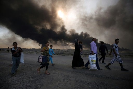 نازحون عراقيون من الموصل يعبرون نقطة تفتيش في 22 ت