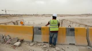 عامل في إحدى ورشات البناء في قطر