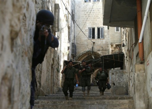 عناصر من قوات الامن الفلسطينية خلال دورية في نابلس