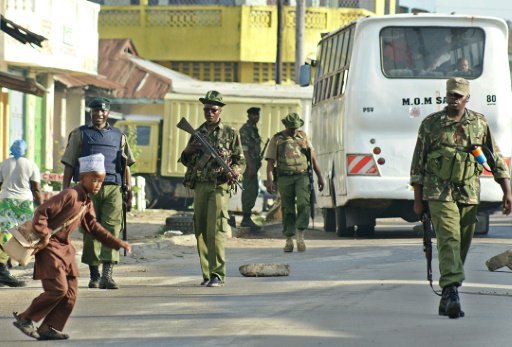 دورية للشرطة الكينية في احد شوارع مومباسا في 19 تش