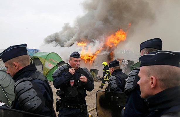 حريق هائل بمخيم المهاجرين قرب كاليه الفرنسية