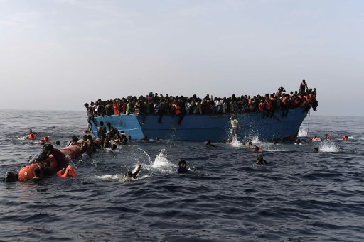 مهاجرون يتم انقاذهم من قبل منظمة برواكتيفا اوبن آر