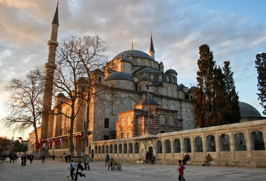 رغم كثرتها.. مساجد إسطنبول الأثرية لم تعد تكفي سكا