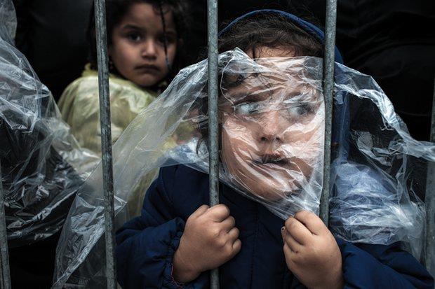 الطفلة السورية الصغيرة أمام السور العازل