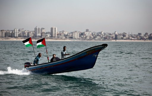 قارب صيد امام شاطىء غزة