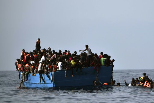 مهاجرون ينتظرون اغاثة في عرض البحر قبالة السواحل ا