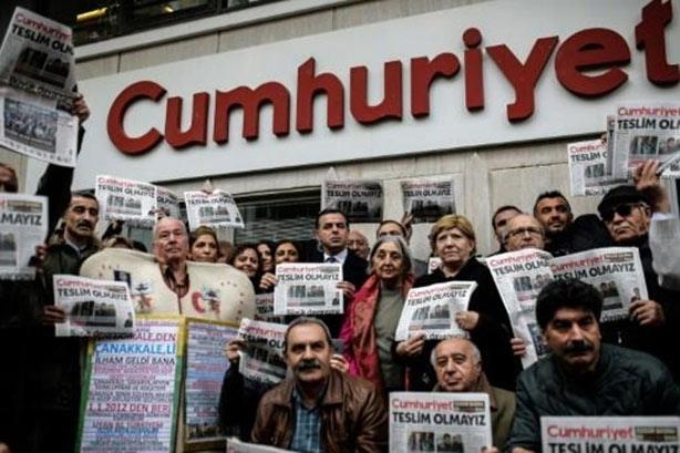 احتجزت تركيا تسعة من صحفيي "جمهورييت" بينهم رئيس ا
