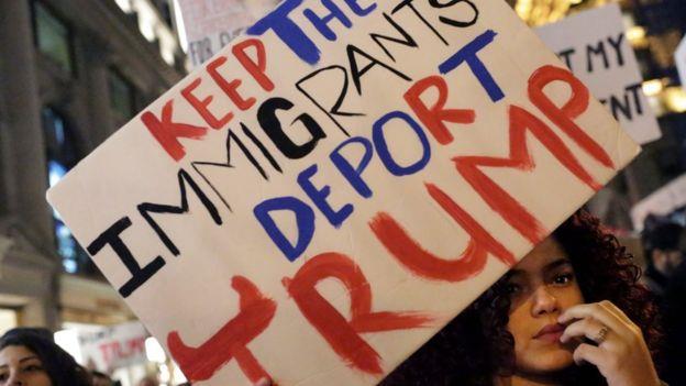 مظاهرات في أمريكا ضد موقف ترامب من المهاجرين، بعضه