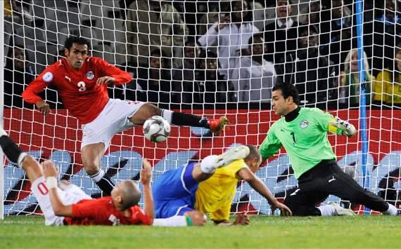 أحمد المحمدي ينقذ الكرة في مباراة البرازيل