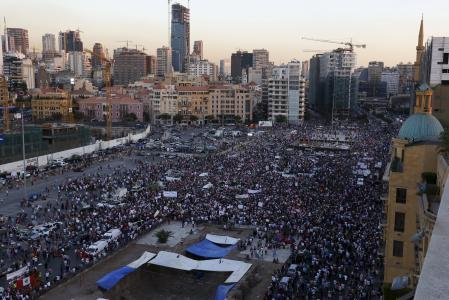 آلاف المتظاهرين يشاركون في مسيرة مناهضة للحكومة