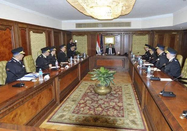 اللواء مجدي عبد الغفار يعقد اجتماع مع مساعدي الوزي