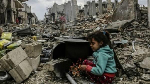 طفلتان سوريتان بين أطلال حيهما