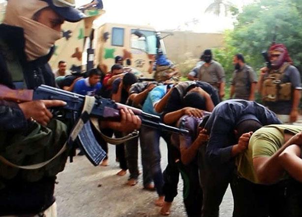 داعش يختطف 250 شرطيا وموظفا ويأمر بإعدام مصابيه