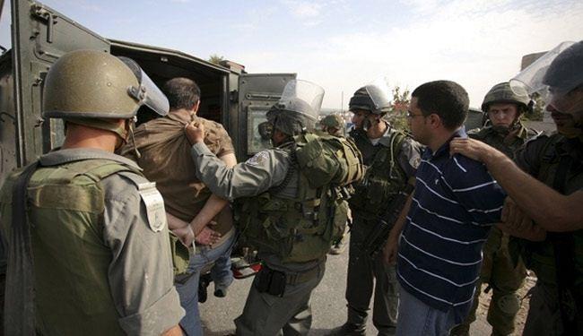 قوات إسرائيلية تعتقل مجموعة فلسطينين - ارشيفية