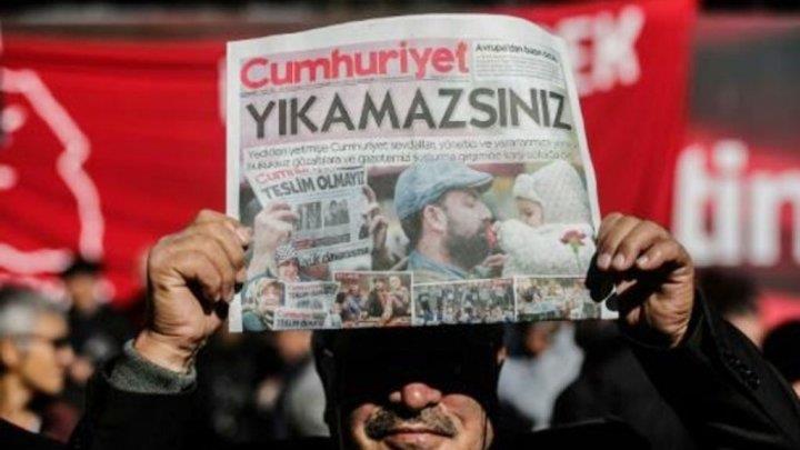 متظاهر يرفع نسخة من صحيفة جمهورييت في اسطنبول أمام