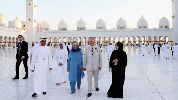  الأمير تشارلز وزوجته في زيارة لأحد المساجد في الإ