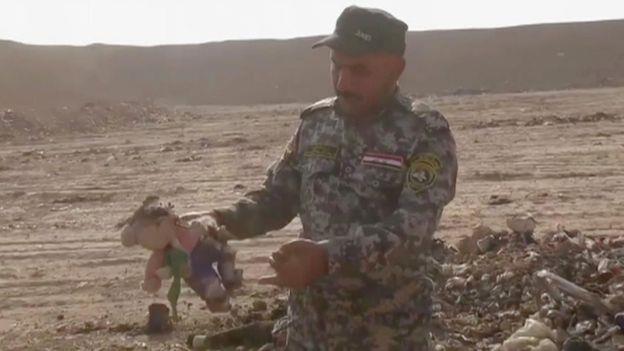 شريط فيديو يظهر عسكريا عراقيا يحمل لعبة طفل في الم