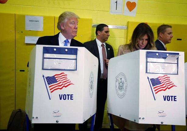 ترامب يختلس النظر إلى زوجته أثناء تصويتها في الانت