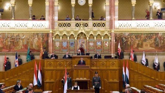 البرلمان المجري يستعد للتصويت على تعديل دستوري ضد 