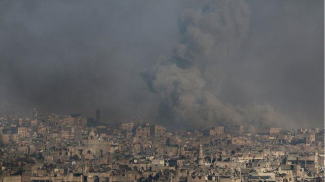 ألسنة الدخان تصاعد من المناطق الشرقية من حلب، والت