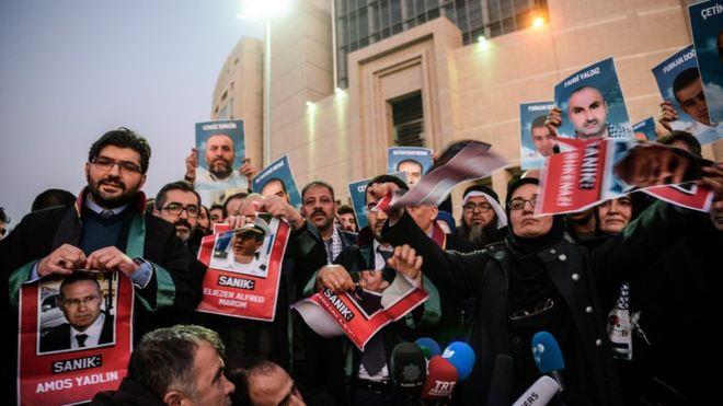 محامو وعوائل ضحايا السفينة التركية يمزقون صور المت