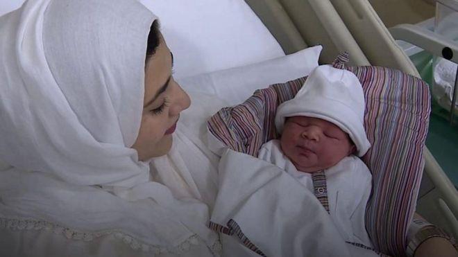 موزة المطروشي، 24 عاما من دبي، أنجبت طفلها في لندن
