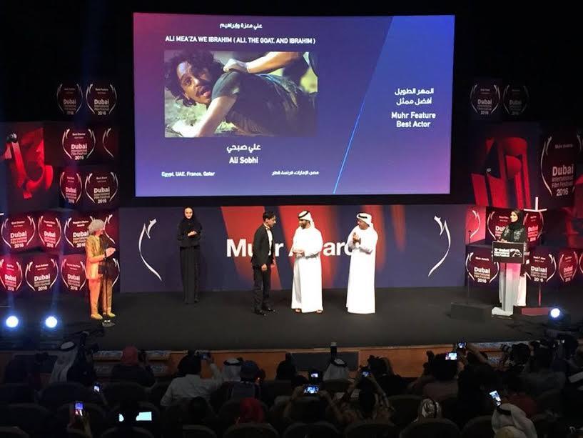 علي صبحي يتسلم جائزة أفضل ممثل من مهرجان دبي